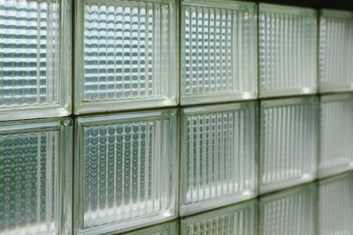 Gros plan sur des briques de verre à texture striée