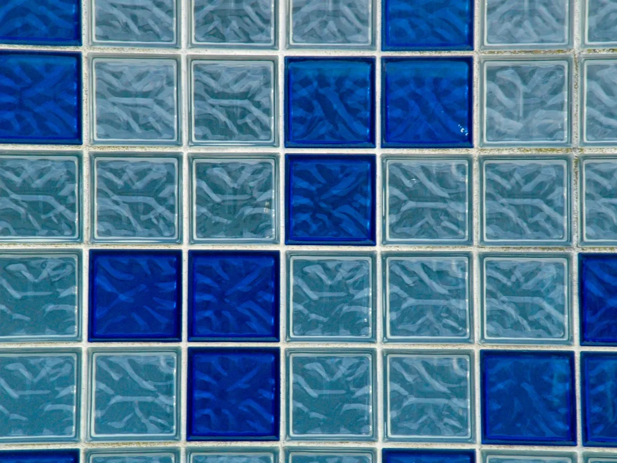 Cloison en briques de verre bleu clair et bleu nuit