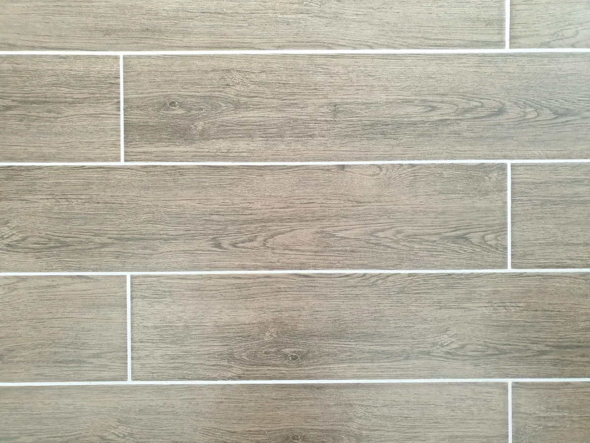 Carrelage effet bois en lames, joints blancs