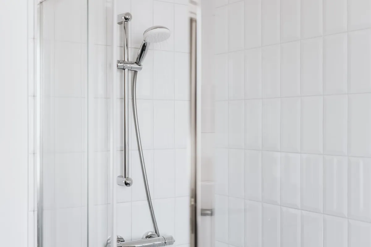 Douche au mur de faïence blanche rectangulaire