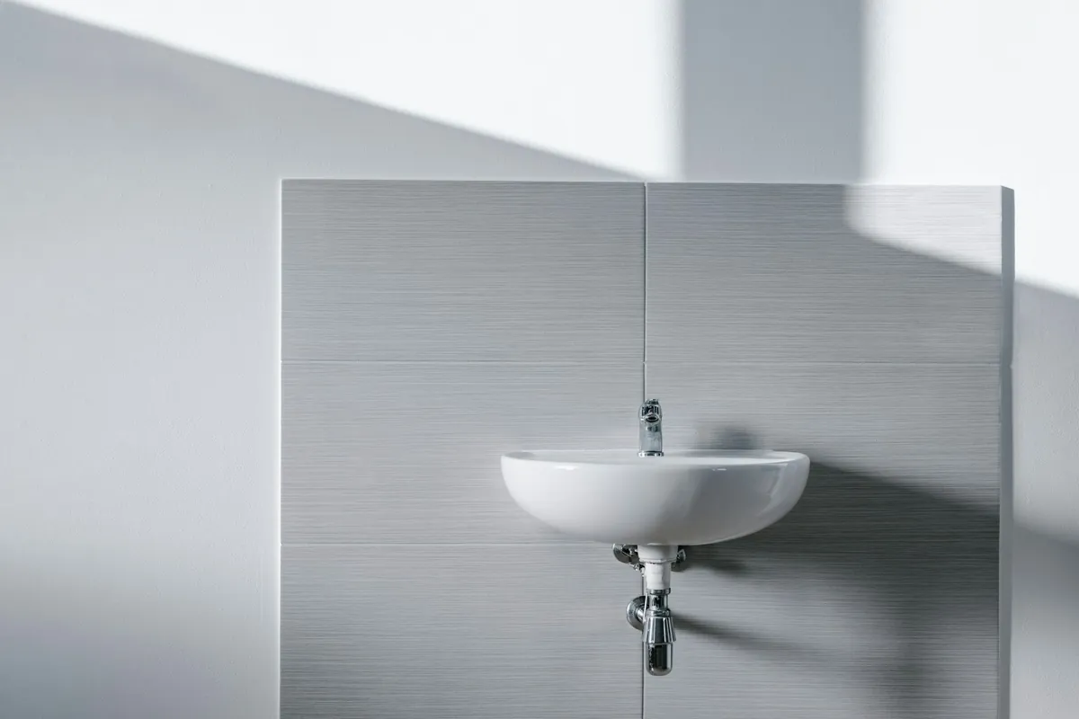 Lave-mains blanc suspendu au mur